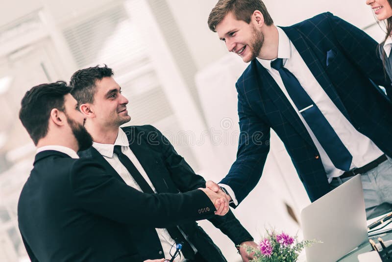 Handskakning av affärspartners efter att ha undertecknat kontraktet i royaltyfria foton