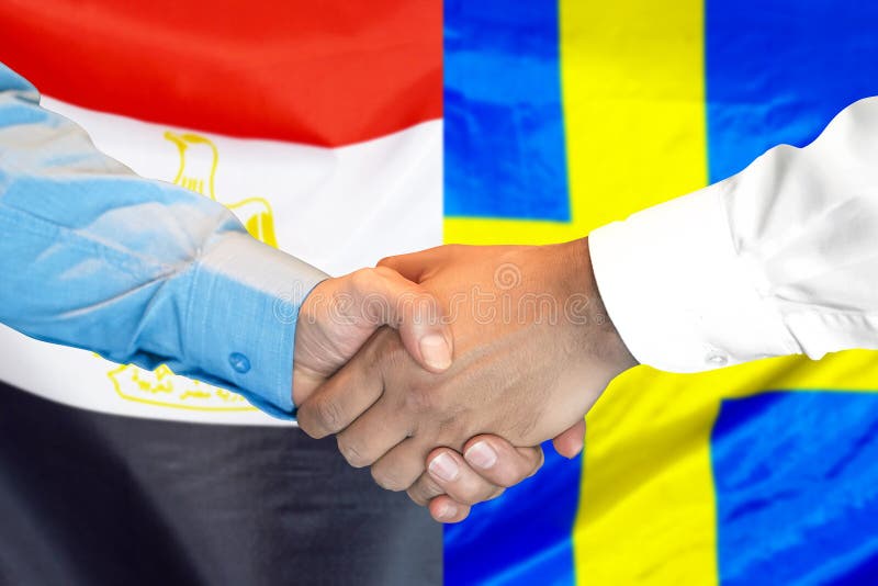 Handskakning på Egypten och Sverige flaggabakgrund royaltyfri foto Handskakning på Egypten och Sverige flaggabakgrund royaltyfri foto