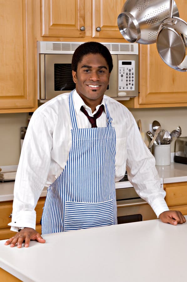 Bel Afro-Americano uomo d'affari in cucina dopo il lavoro.