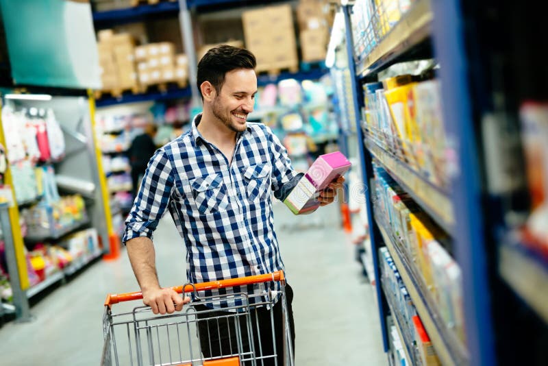 While market. Мужчина с тележкой в супермаркете. Парень с тележкой в магазине. Студенты в супермаркете. Мужской шоппинг в супермаркете.