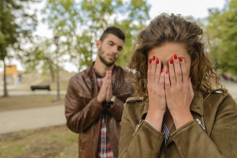 Man speaking to his girlfriend while she is crying royalty free stock images Man speaking to his girlfriend while she is crying royalty free stock images