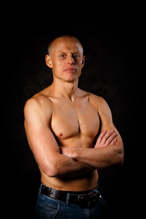Handsome and muscular man in dark background royalty free stock photography Handsome and muscular man in dark background royalty free stock photography