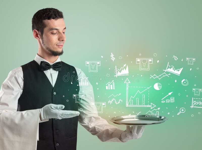 Un chelner tânăr și frumos în smoching, care ține icoane pe tavă stock photography