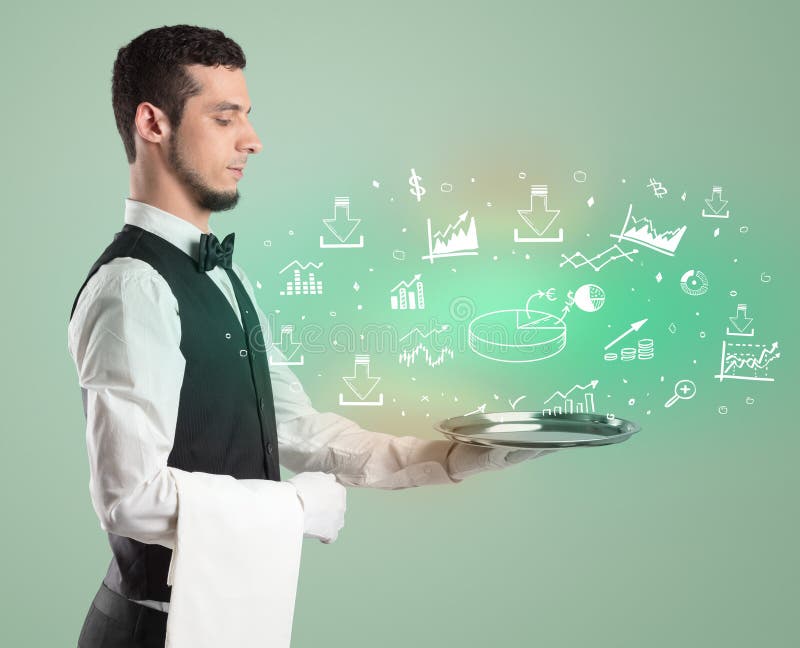 Un chelner tânăr și frumos în smoching, care ține icoane pe tavă royalty free stock image