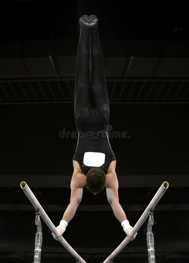 Handstand sulle barre parallele immagine stock Handstand sulle barre parallele immagine stock