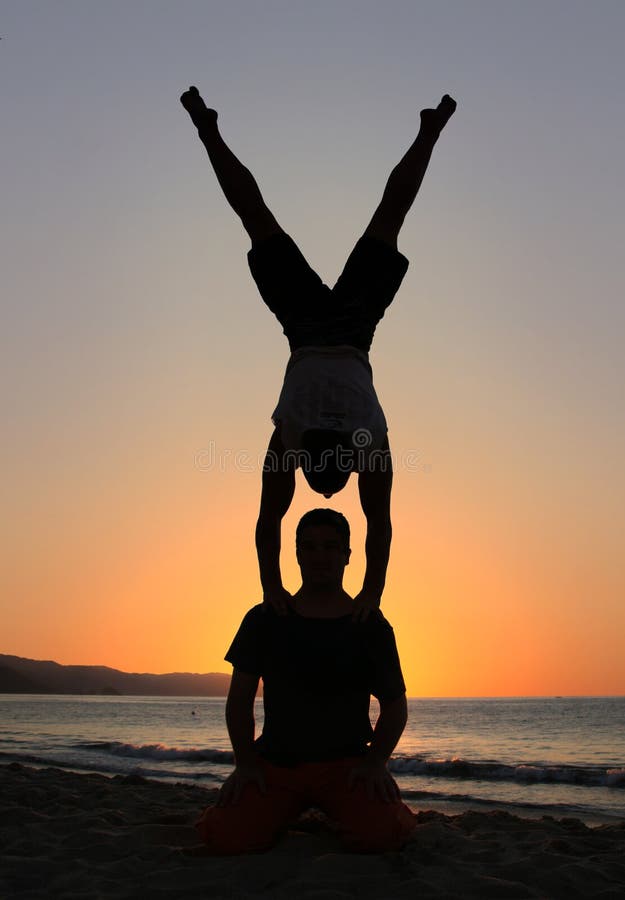 Handstand sur la plage images stock Handstand sur la plage images stock