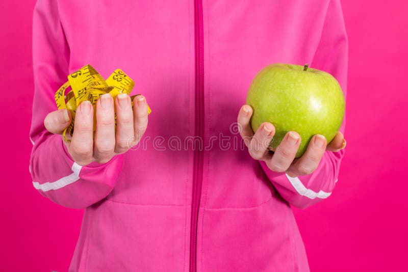 Handtag med sportkläder och mätband med grönt äpple arkivfoton Handtag med sportkläder och mätband med grönt äpple arkivfoton