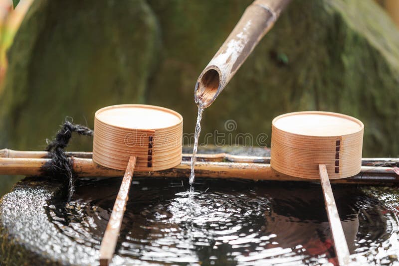 Handtvätten med bambu-stege för rengöring i ett japanskt Temple royaltyfria foton Handtvätten med bambu-stege för rengöring i ett japanskt Temple royaltyfria foton
