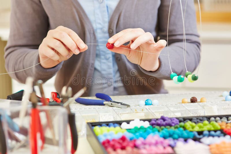 Handwerker bei der Werkstattschaffung lizenzfreies stockfoto Handwerker bei der Werkstattschaffung lizenzfreies stockfoto
