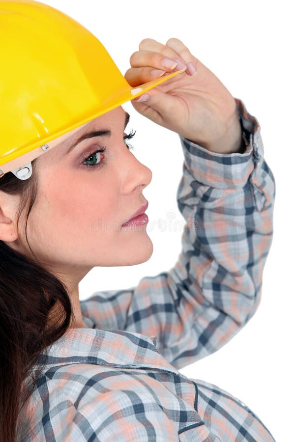 Handwerkerin, Die An Schlangenhaut In Der Werkstatt Arbeitet Stockbild