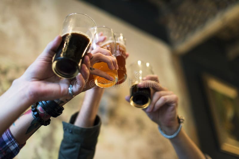 Handwerks-Bier-Schnaps-Gebräu-Alkohol feiern Erfrischung