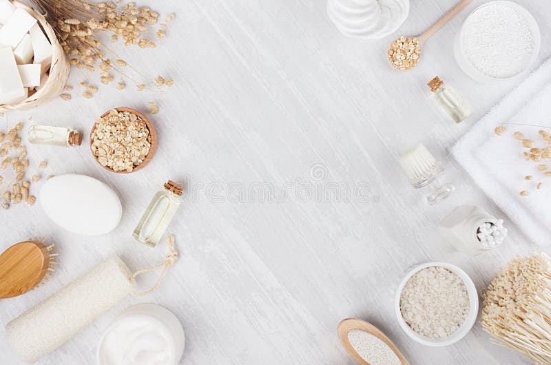 Handwerksnaturkosmetik - weißes Creme-, Öl-, Tuch- und Badzubehör auf weißer hölzerner Tabelle des weichen Lichtes, Rahmen, flach stockbilder Handwerksnaturkosmetik - weißes Creme-, Öl-, Tuch- und Badzubehör auf weißer hölzerner Tabelle des weichen Lichtes, Rahmen, flach stockbilder