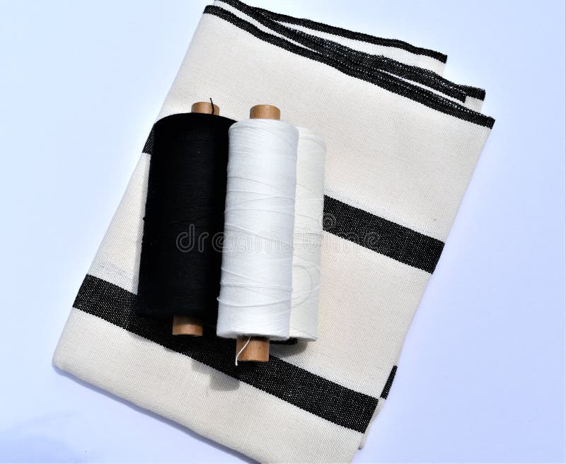 Handwoven bawełny i pościeli ręcznik z przędzami używać robić ręcznikowi tkaniny fotografia stock Handwoven bawełny i pościeli ręcznik z przędzami używać robić ręcznikowi tkaniny fotografia stock