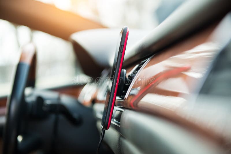 Handy auf Magnetautoberg-Telefonhalter für GPS stockbild Handy auf Magnetautoberg-Telefonhalter für GPS stockbild