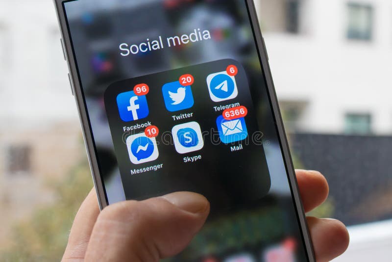 Handy-Bildschirm mit Symbolen für Social-Media-Anwendungen und E-Mail stockfotografie Handy-Bildschirm mit Symbolen für Social-Media-Anwendungen und E-Mail stockfotografie