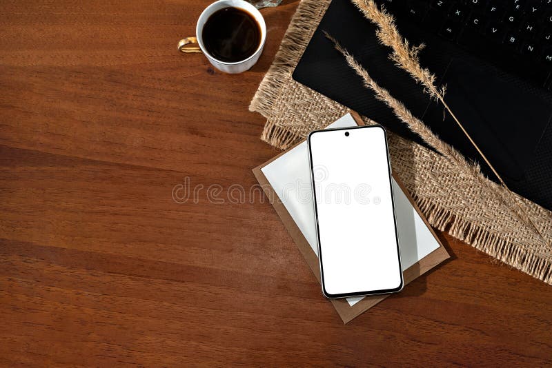 Handy Mit Leerem Bildschirm Mockup Laptop Tasse Kaffee Auf Holztisch  Hintergrund Minimalistisch ästhetische Business-Branding Stockfoto - Bild  von ästhetisch, elegant: 274617482