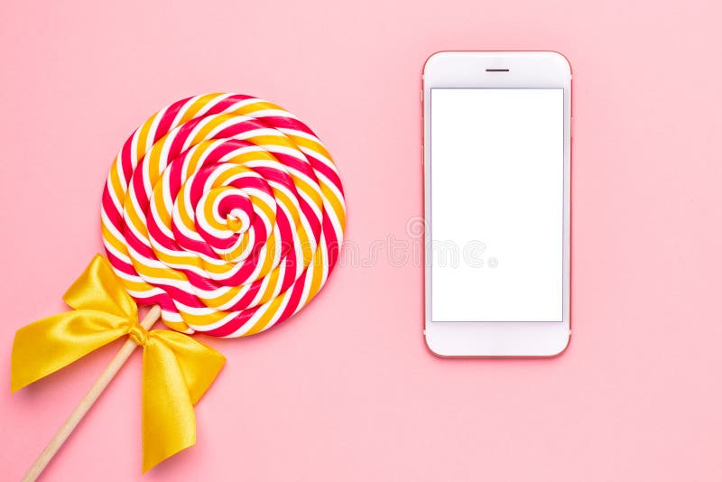 Handy und farbenfrohe Lounge mit Holzstock, rosa, gelb und weiß Spirale auf rosa Hintergrund. Handy und farbenfrohe Lounge mit Holzknüppel, rosa, gelben und weißen Wendungen auf rosa Untergrund