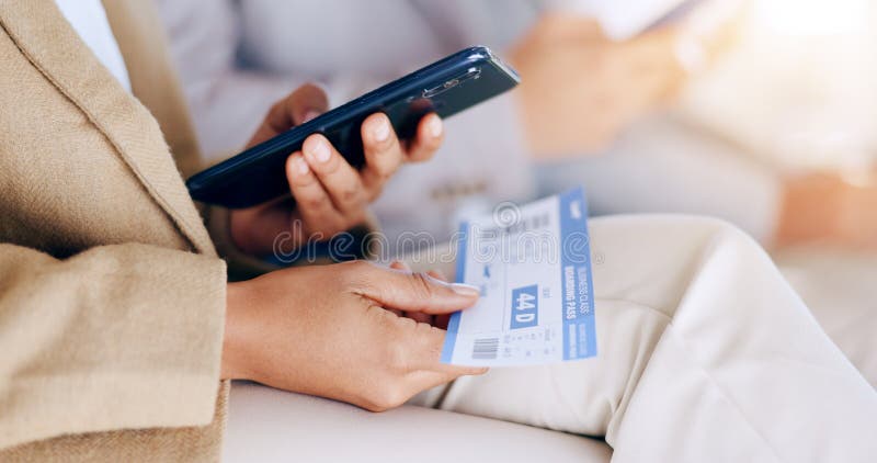 Handys und Tickets für den Reiseflughafen und Informationen zur Online-Registrierung oder zur Überprüfung der Flugzeit. Person lizenzfreie stockfotos