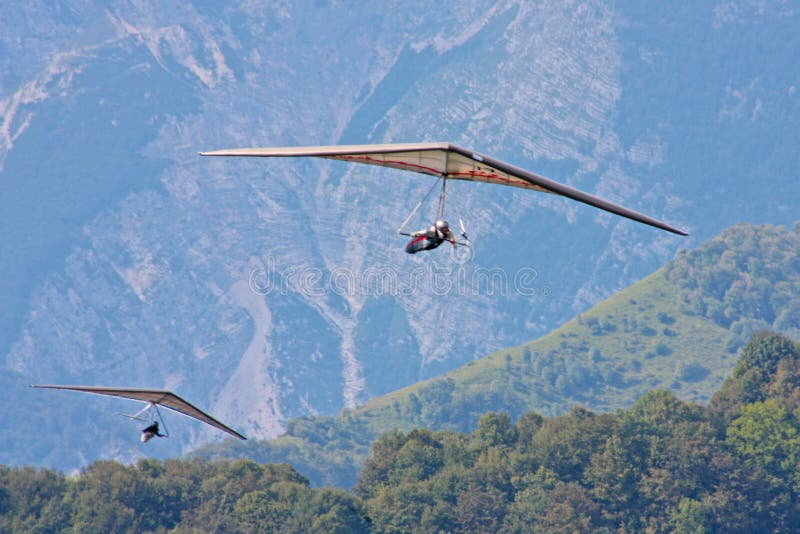 Hang gliding in Swiss Alps editorial photo. Image of dynamics 21184196