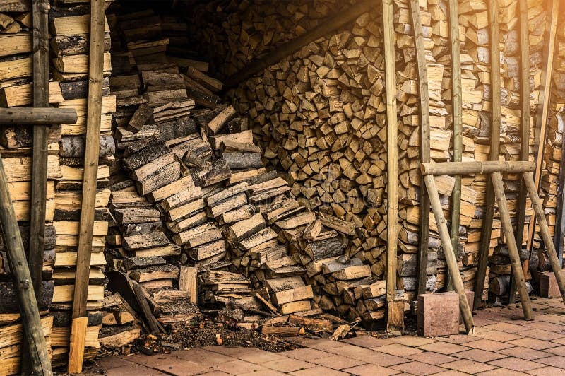 Hangar avec du bois du feu pour la cheminée photographie stock Hangar avec du bois du feu pour la cheminée photographie stock