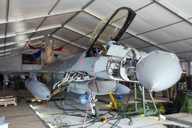 Hangar F-16 royaltyfri foto Hangar F-16 royaltyfri foto