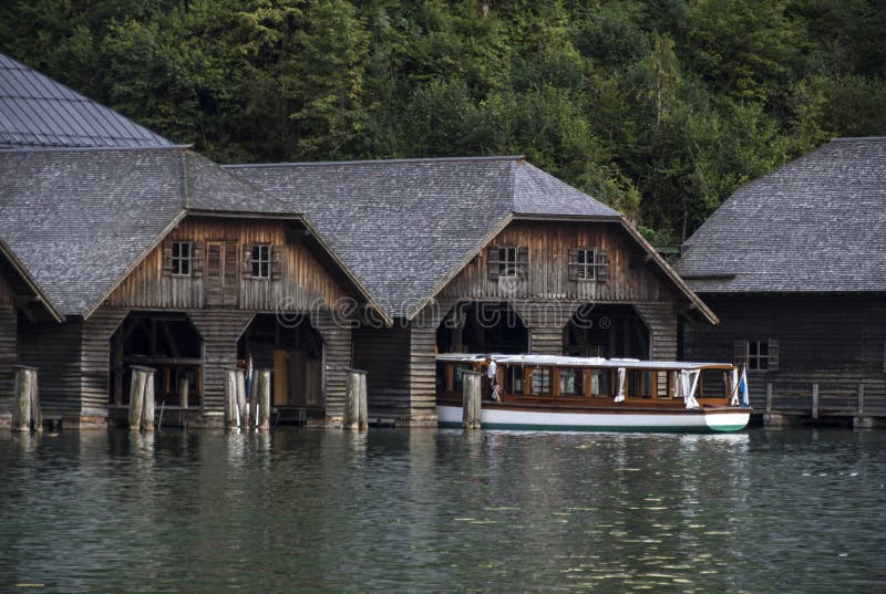 Hangars à bateaux au lac Koenigssee près de Berchtesgaden, allemand