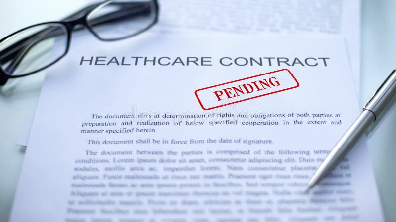 Hangend gezondheidszorgcontract, verbinding op officieel document, zaken wordt gestempeld die