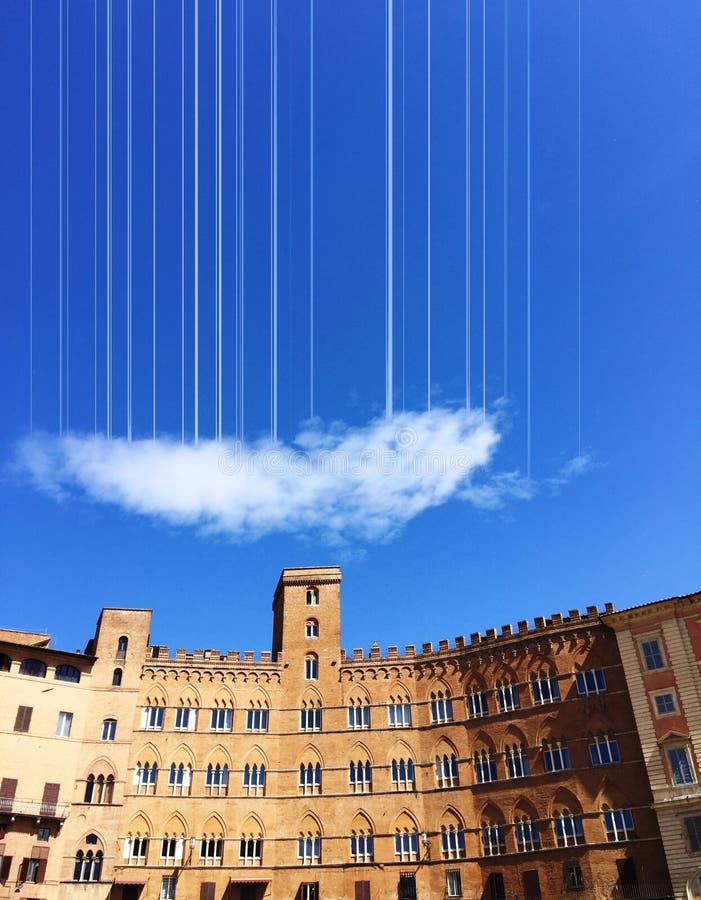 Visí mrak na modré obloze Siena, Piazza del Campo, Siena, Toskánsko, Itálie.