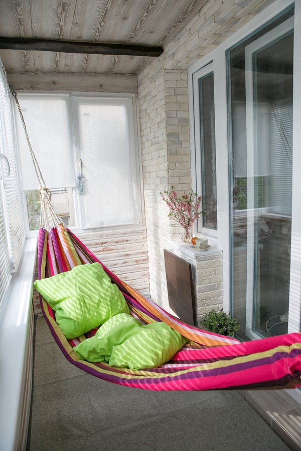 Bakkerij Stuwkracht vloeiend Hangmat Het Hangen Op Het Balkon in Het Huis Stock Foto - Image of  zonneblinden, ontwerp: 140539018