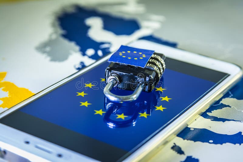 Hangslot over een smartphone en de EU-kaart, GDPR-metafoor stock foto Hangslot over een smartphone en de EU-kaart, GDPR-metafoor stock foto