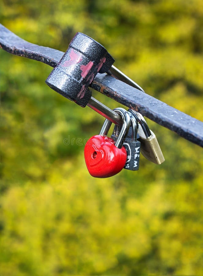 Hangslot in vormhart op brug, symbool van liefde royalty-vrije stock afbeeldingen Hangslot in vormhart op brug, symbool van liefde royalty-vrije stock afbeeldingen
