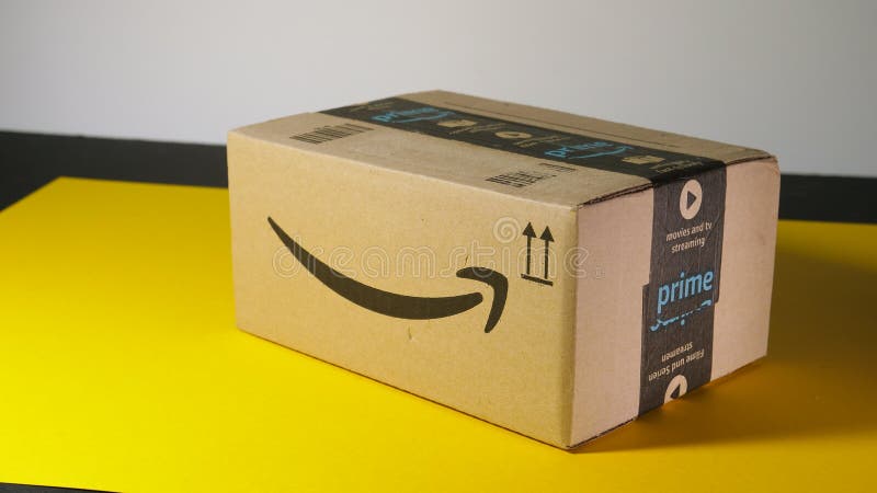 hanhänder som förbereder avpackning av Amazon-kartong