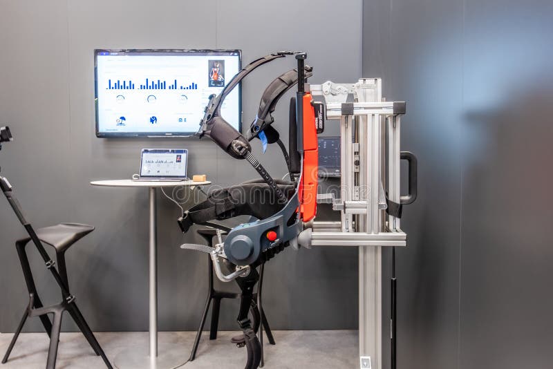 Hannover, Alemanha - 2 de abril de 2019: Exoskeleton do robô dos presentes biônicos alemães primeiro para o IoT industrial imagens de stock Hannover, Alemanha - 2 de abril de 2019: Exoskeleton do robô dos presentes biônicos alemães primeiro para o IoT industrial imagens de stock