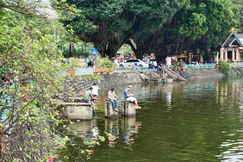 Hano?, Vietnam - l'AMI 01, 2019 : P?che de p?cheur au lac Truc Bach La capitale du Vietnam photo stock Hano?, Vietnam - l'AMI 01, 2019 : P?che de p?cheur au lac Truc Bach La capitale du Vietnam photo stock