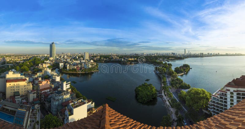 Hanoi horisontcityscape på skymningperioden Flyg- sikt för västra sjö