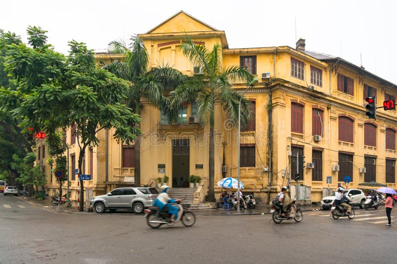 Hanoi poco distretto della Francia con architettura storica e traffico locale fotografia stock Hanoi poco distretto della Francia con architettura storica e traffico locale fotografia stock