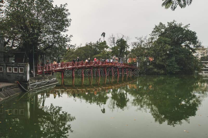 Hanoi r?d bro Den tr?r?d-m?lade bron ?ver Hoan Kiem sj?n f?rbinder kusten och Jade Island p? som den Ngoc sonen arkivbilder Hanoi r?d bro Den tr?r?d-m?lade bron ?ver Hoan Kiem sj?n f?rbinder kusten och Jade Island p? som den Ngoc sonen arkivbilder