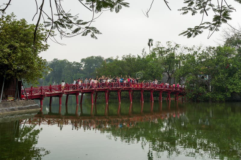 Hanoi, Vietnam - April 13, 2018: De mensen juichen op Cau de rode brug van Huc in Hanoi, Vietnam toe stock foto's Hanoi, Vietnam - April 13, 2018: De mensen juichen op Cau de rode brug van Huc in Hanoi, Vietnam toe stock foto's