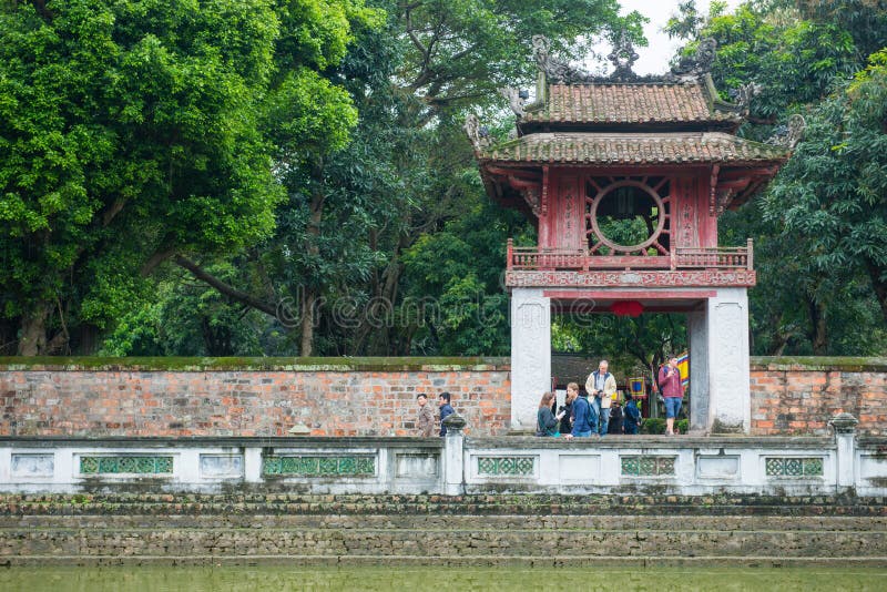 Hanoi, Vietnam 12 de marzo:: Van Mieu o el templo de la literatura es Coll fotografía de archivo libre de regalías Hanoi, Vietnam 12 de marzo:: Van Mieu o el templo de la literatura es Coll fotografía de archivo libre de regalías