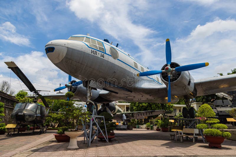 Hanoi vietnam 28 may 2023 : un imponente avión de hélice ruso del pasado se encuentra sentinel en la historia militar de vietnam foto de archivo