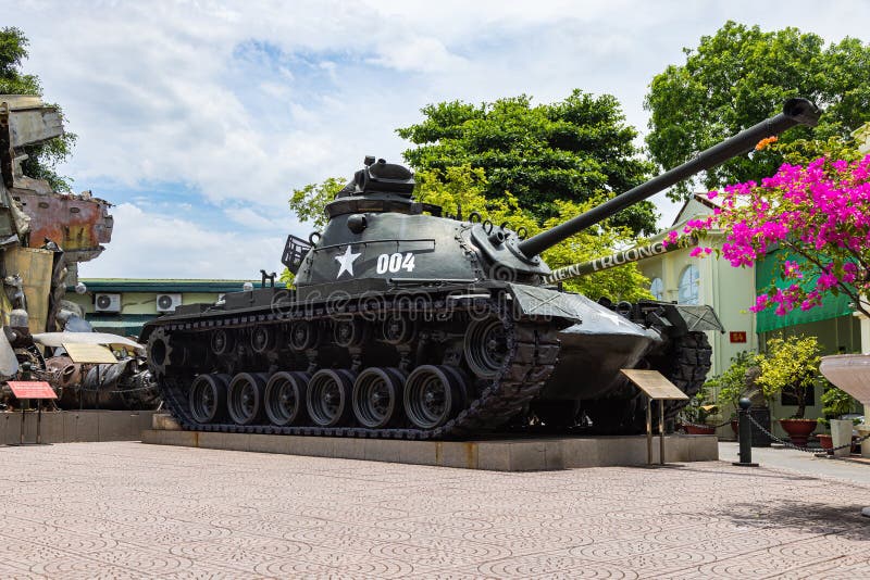 Hanoi vietnam 28 may 2023 : un imponente tanque t54 un gigante siderúrgico del pasado, construido por rusia, está sentinel en el v foto de archivo