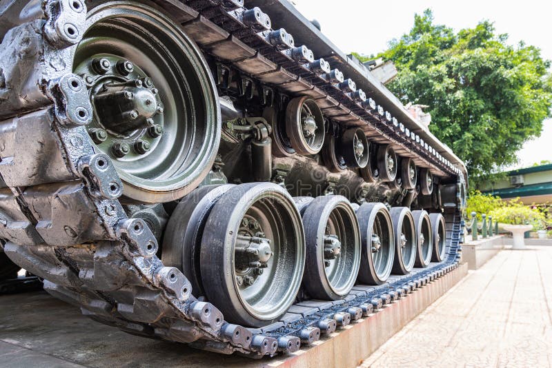 Hanoi vietnam 28 may 2023 : un imponente tanque t54 un gigante siderúrgico del pasado, construido por rusia, está sentinel en el v foto de archivo libre de regalías