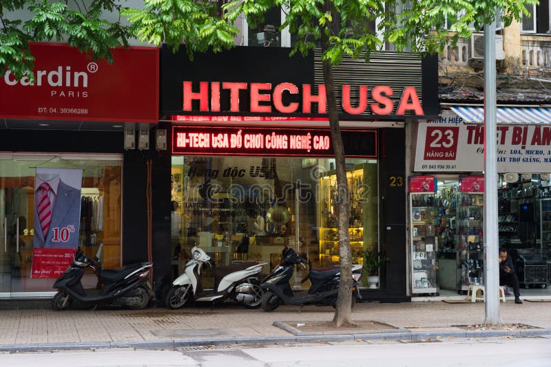 Hanoi, Vietnam - Nov 16, 2014: Front view of electronic store in Hang Bai street. Vietnam become potential high technology product royalty free stock photos Hanoi, Vietnam - Nov 16, 2014: Front view of electronic store in Hang Bai street. Vietnam become potential high technology product royalty free stock photos