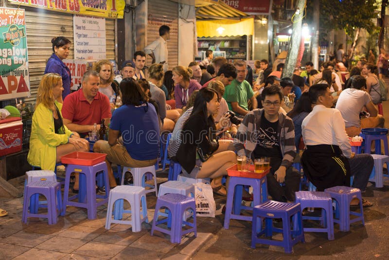 Hanoi Wietnam, Nov, - 2, 2014: Ludzie piją piwo na ulicie przy nocą w starej ćwiartce, centrum Hanoi Pić piwo na ulicie jest jede zdjęcie royalty free Hanoi Wietnam, Nov, - 2, 2014: Ludzie piją piwo na ulicie przy nocą w starej ćwiartce, centrum Hanoi Pić piwo na ulicie jest jede zdjęcie royalty free