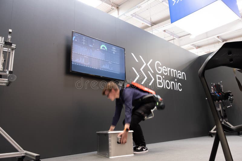 Hanover, Duitsland - April 02 2019: Duitse Bionisch stelt eerste robotexoskeleton voor Industriële IoT voor royalty-vrije stock afbeeldingen Hanover, Duitsland - April 02 2019: Duitse Bionisch stelt eerste robotexoskeleton voor Industriële IoT voor royalty-vrije stock afbeeldingen