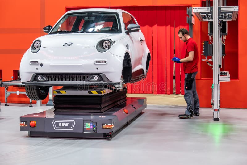 Hanover, Duitsland - April 02 2019: NAAI Eurodrive voorstelt de productie van nieuw elektrisch E GA auto bij royalty-vrije stock foto's Hanover, Duitsland - April 02 2019: NAAI Eurodrive voorstelt de productie van nieuw elektrisch E GA auto bij royalty-vrije stock foto's