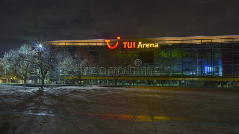 Hanover, Duitsland - Oktober 28, 2017: TUI Arena op Expo-Plein in Hanover bij avond