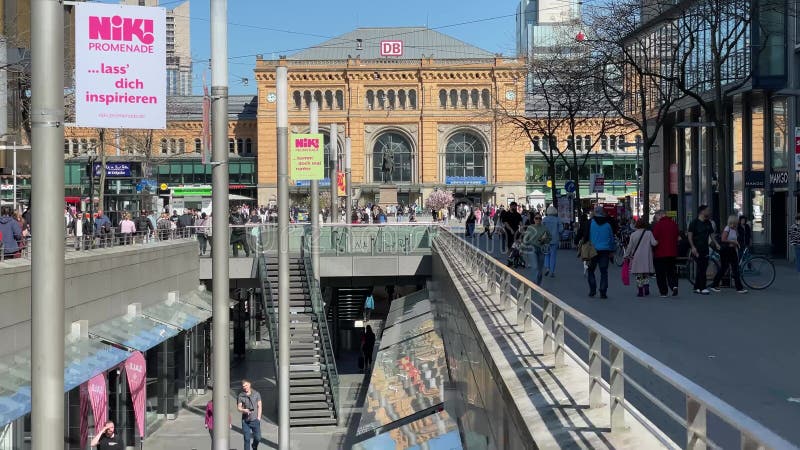 Hanovre Allemagne centre ville avec rue commerçante animée Bahnhofstrasse avec Niki Promenade et la gare principale. clips vidéos