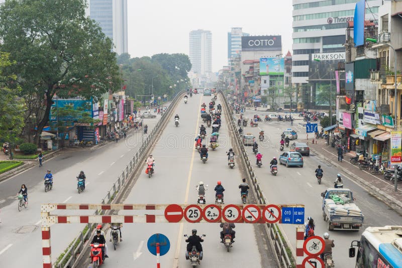 Hanoï, Vietnam - 15 mars 2015 : Jetez un pont sur l'intersection de croisement de la rue de Tay Son et de la rue thaïlandaise d'h image stock Hanoï, Vietnam - 15 mars 2015 : Jetez un pont sur l'intersection de croisement de la rue de Tay Son et de la rue thaïlandaise d'h image stock