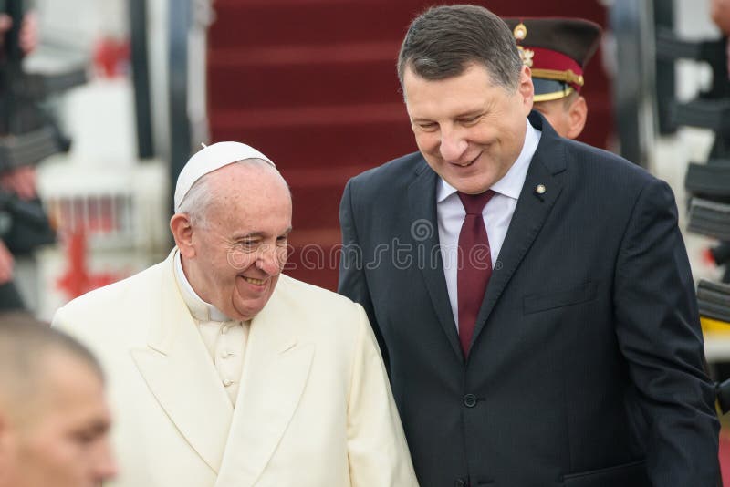 Hans helighet Pope Francis och Raimonds Vejonis, president av Lettland royaltyfri bild Hans helighet Pope Francis och Raimonds Vejonis, president av Lettland royaltyfri bild